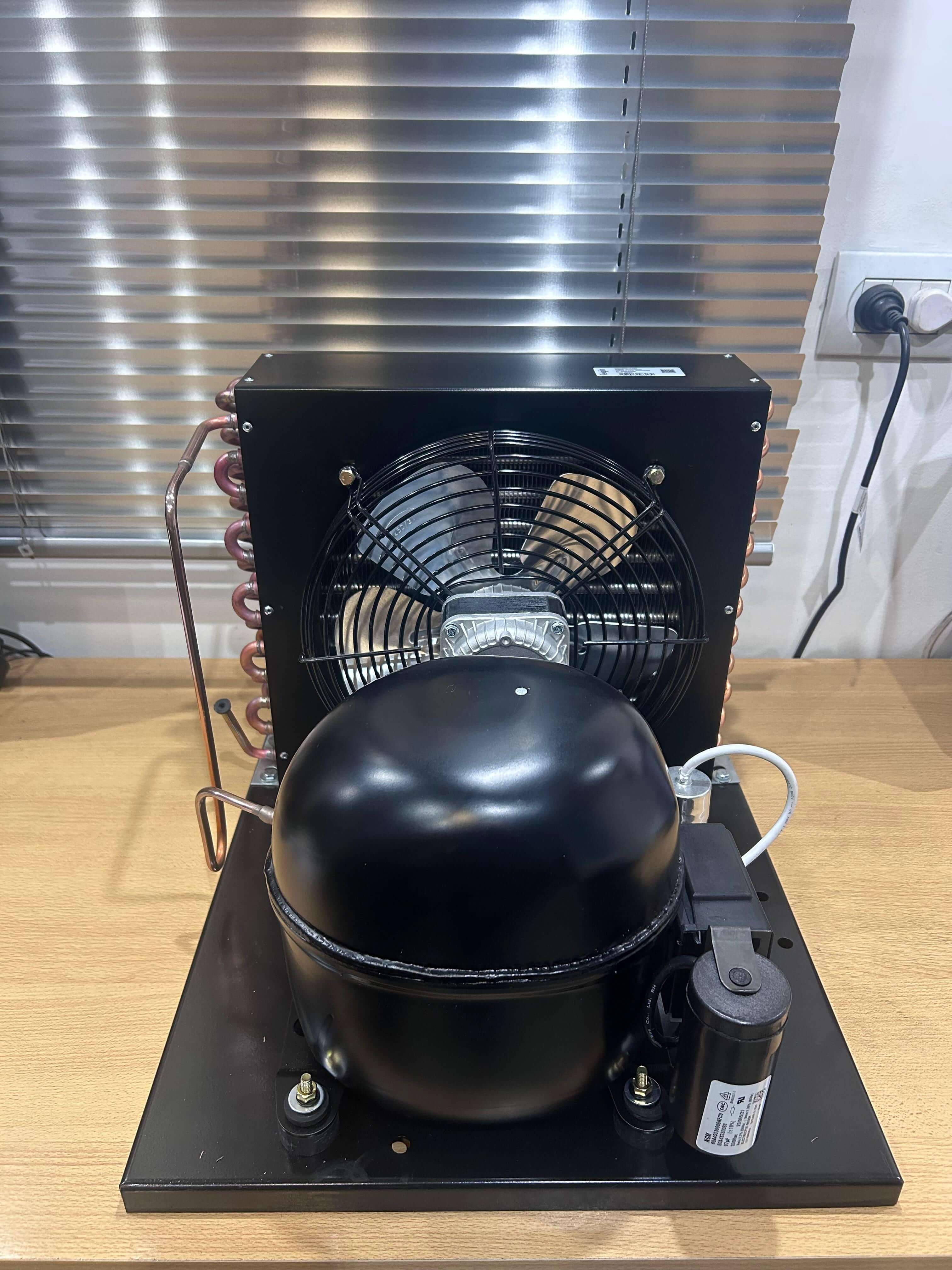 Unidad condensadora HyAR de frente mostrando ventilador y compresor hermético